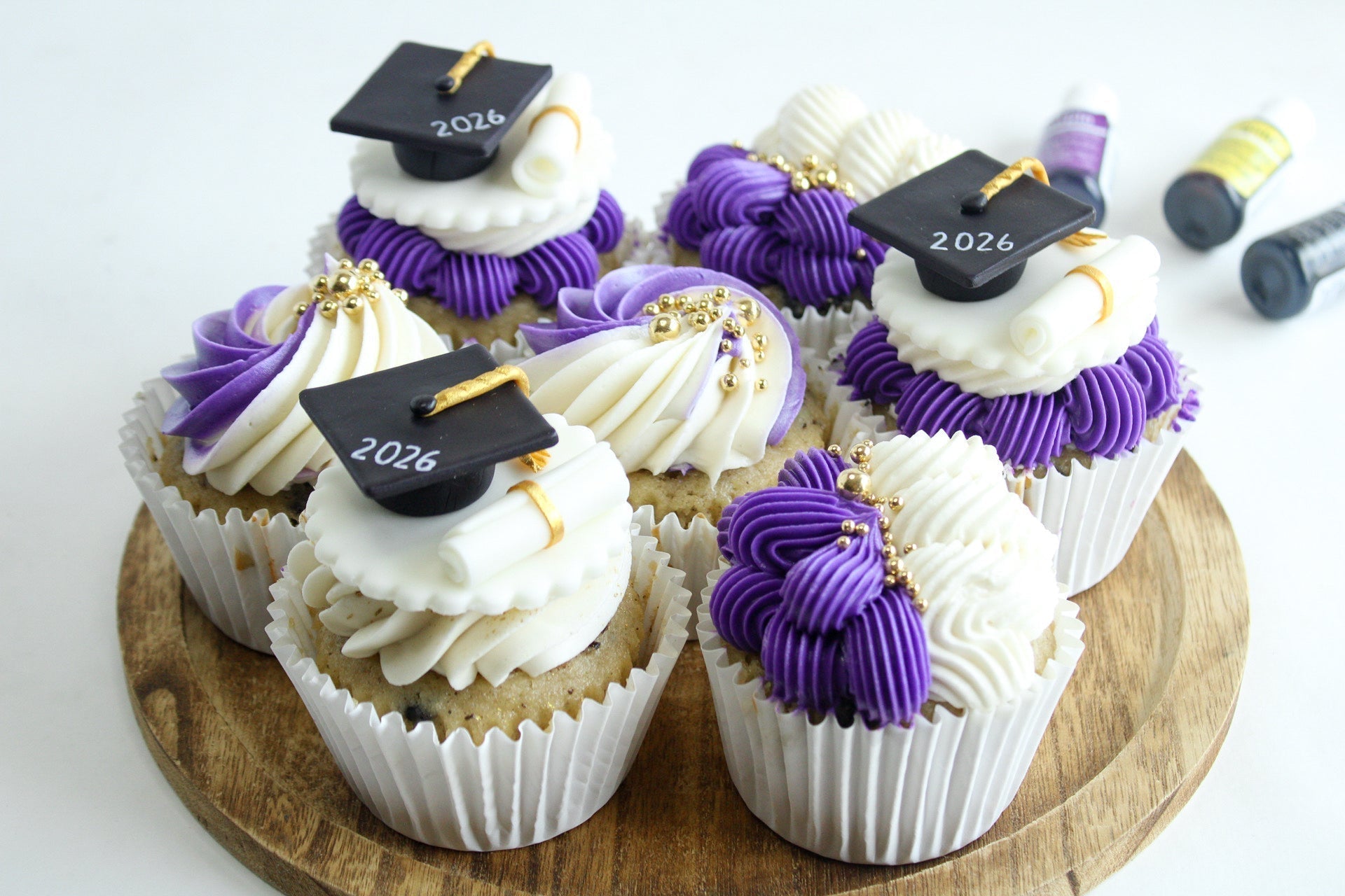BAKERY-STYLE GRADUATION CUPCAKES YOU CAN MAKE AT HOME