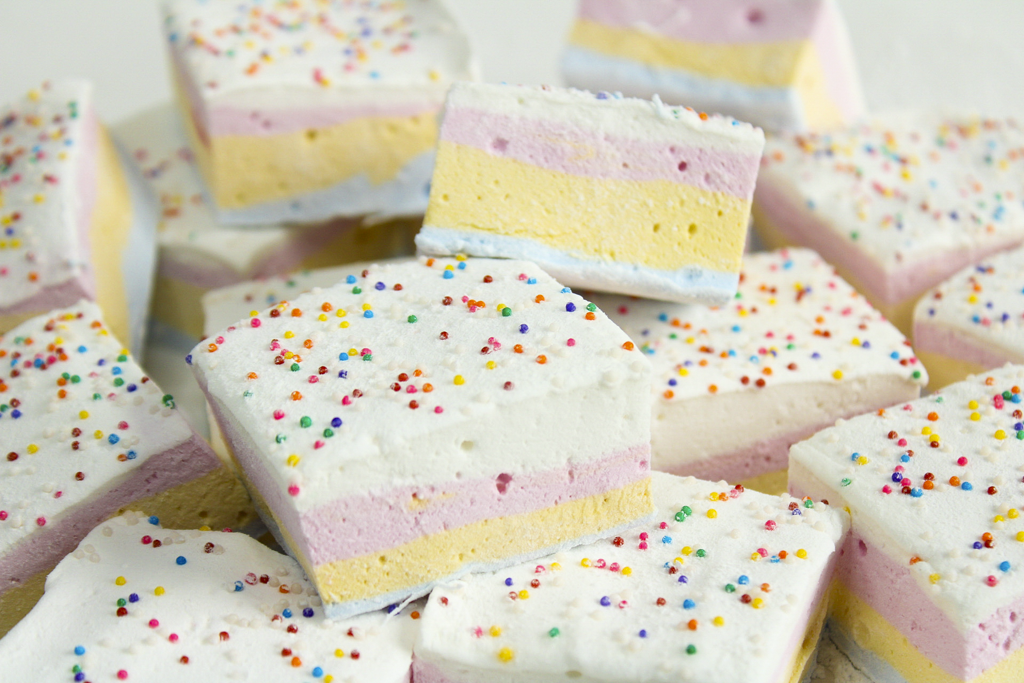 FLUFFY HOMEMADE MARSHMALLOWS WITH NATURAL FOOD COLORING